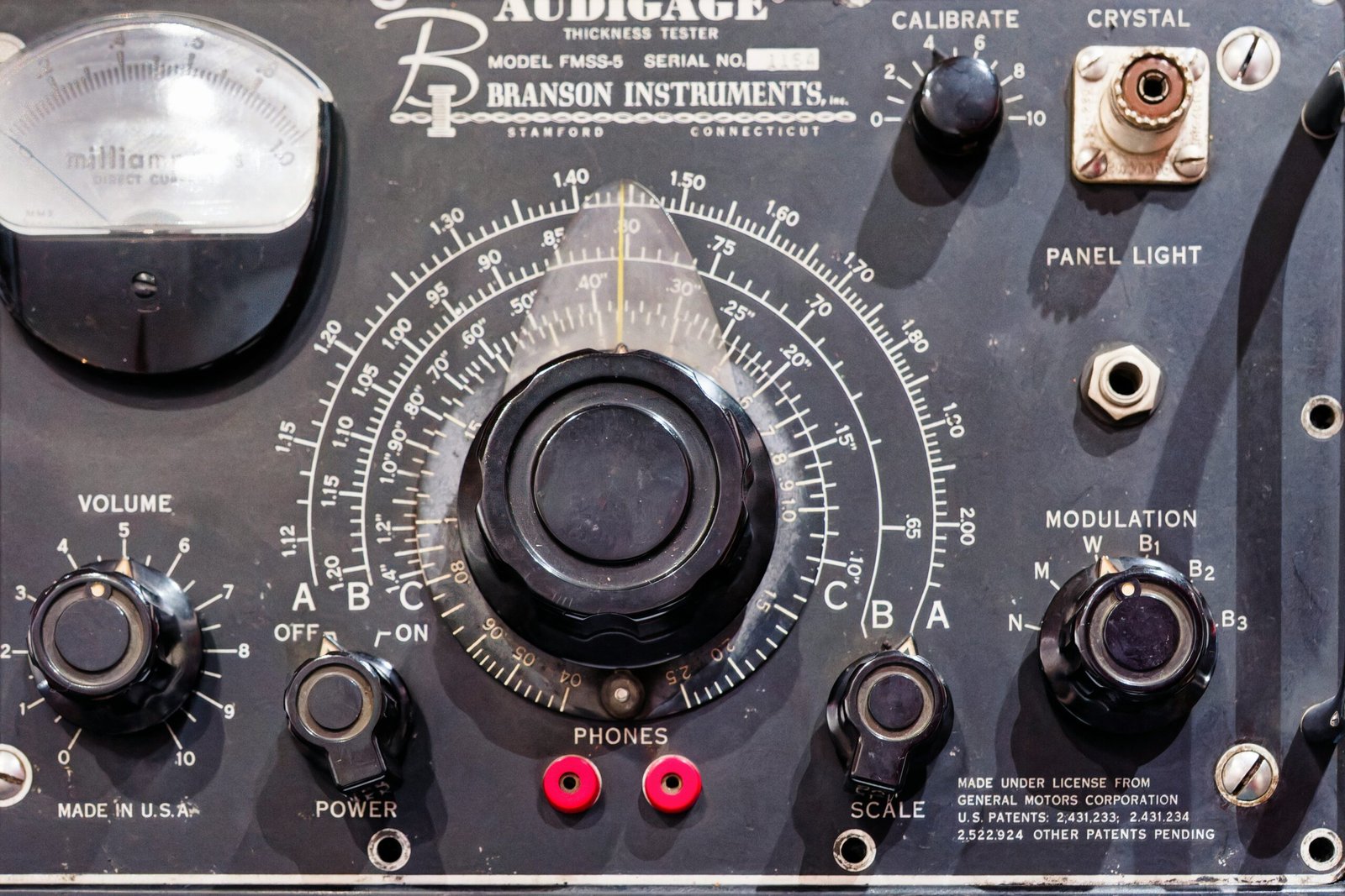 A close up of an old fashioned radio