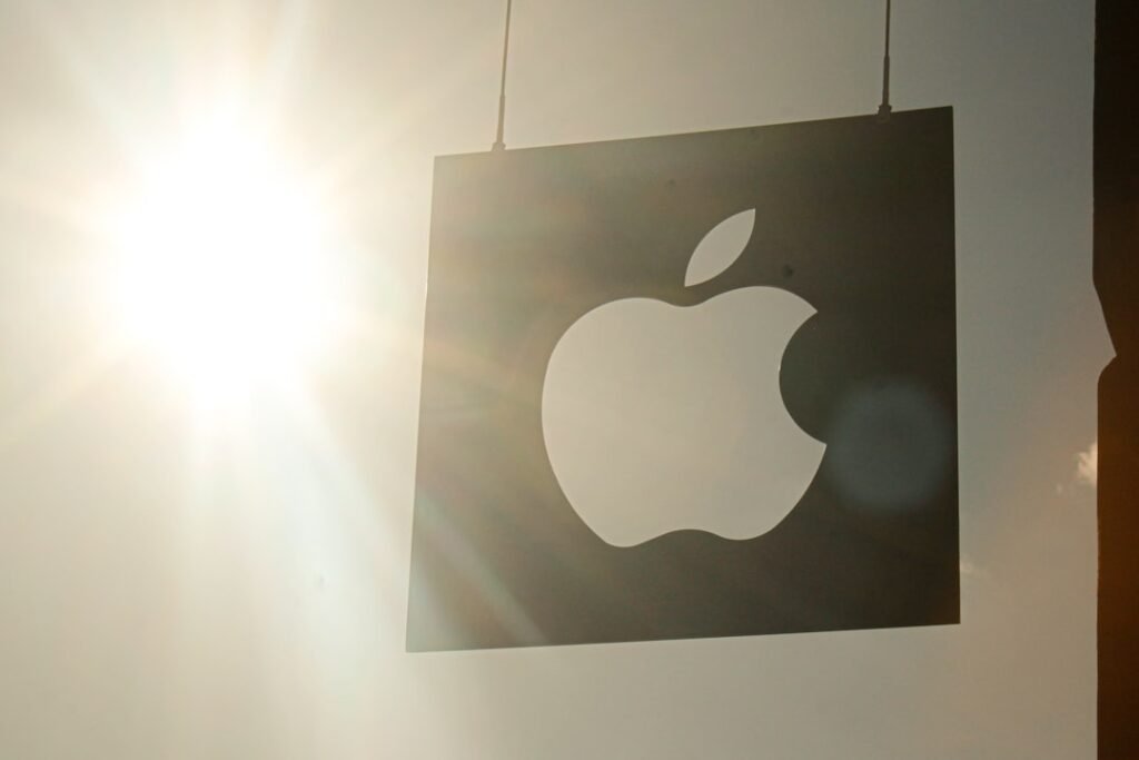 Apple AI Lawsuit Settlement: iPhone users receiving payment, illustrating the financial impact of the legal resolution.
