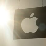 Apple AI Lawsuit Settlement: iPhone users receiving payment, illustrating the financial impact of the legal resolution.